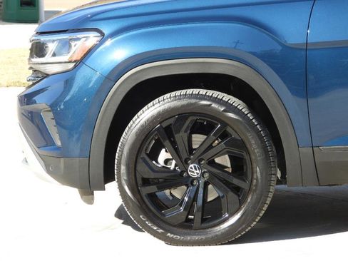 Used 2023 Volkswagen Atlas SE w/ Technology Package w/ Panoramic Sunroof Package image 17