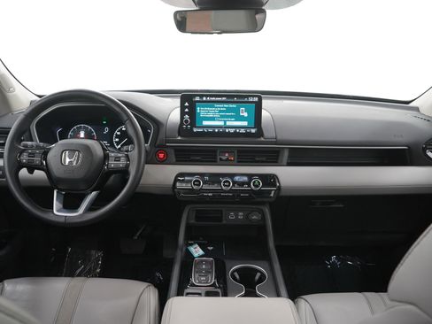 Used 2024 Honda Pilot Touring image 17
