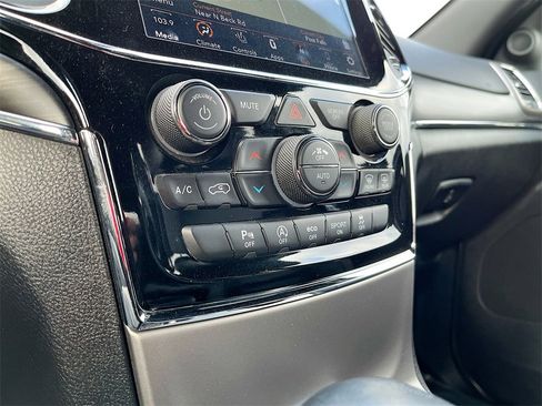 Used 2020 Jeep Grand Cherokee Limited image 16