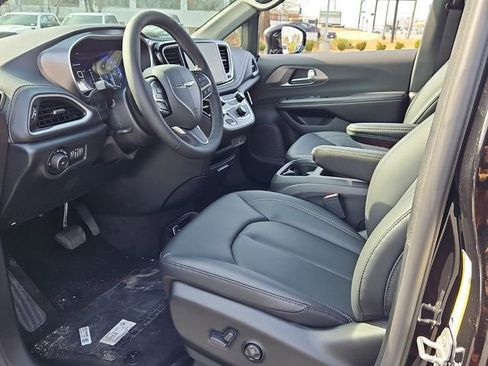 New 2026 Chrysler Pacifica Select image 13