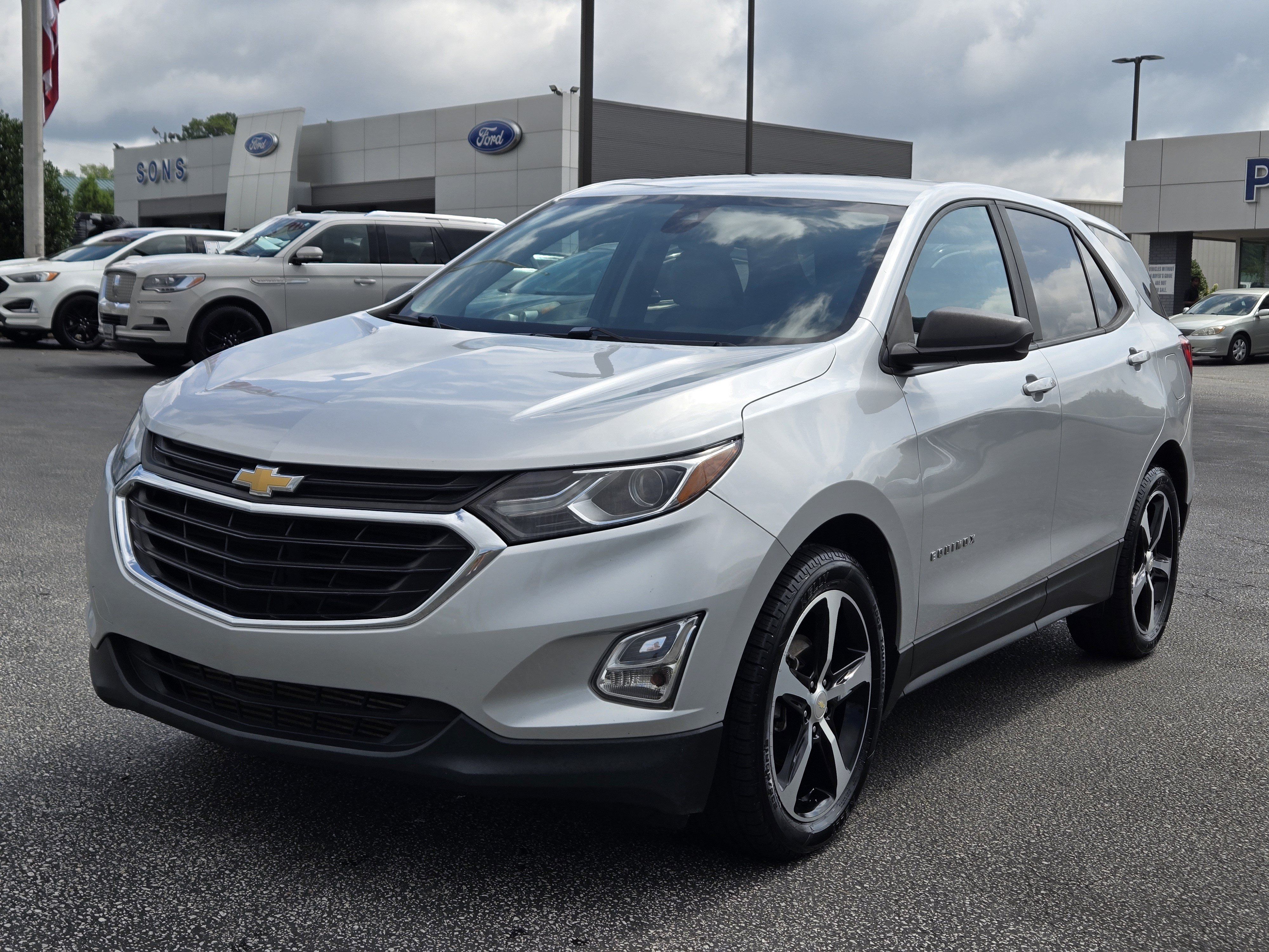 Used 2021 Chevrolet Equinox LS w/ LS Convenience Package FWD image 2