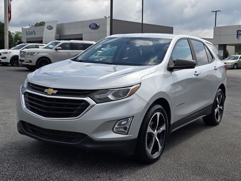 Used 2021 Chevrolet Equinox LS w/ LS Convenience Package FWD image 2
