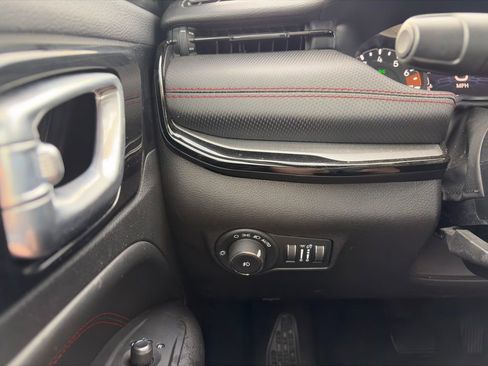 Used 2025 Jeep Compass Trailhawk AWD/4WD image 19
