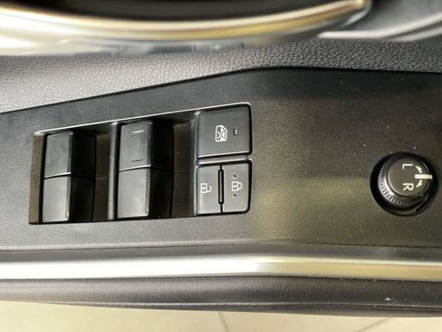 Used 2021 Toyota Highlander XLE AWD/4WD image 16