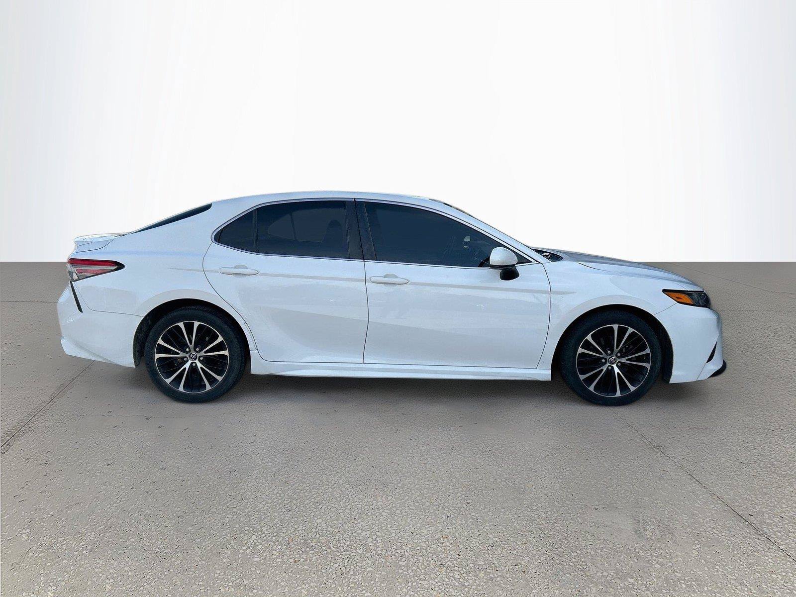 Used 2018 Toyota Camry SE w/ Moonroof Package FWD image 3
