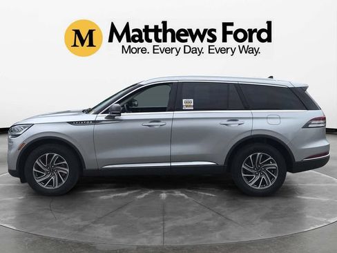 Used 2023 Lincoln Aviator AWD image 2