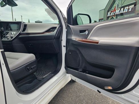 Used 2020 Toyota Sienna Limited FWD image 12
