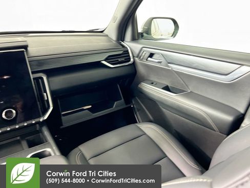 Used 2025 GMC Acadia Elevation w/ Elevation Premium Package AWD/4WD image 29