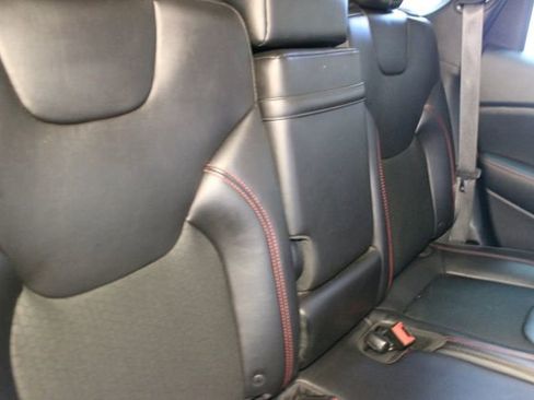 Used 2019 Jeep Cherokee Trailhawk AWD/4WD image 14