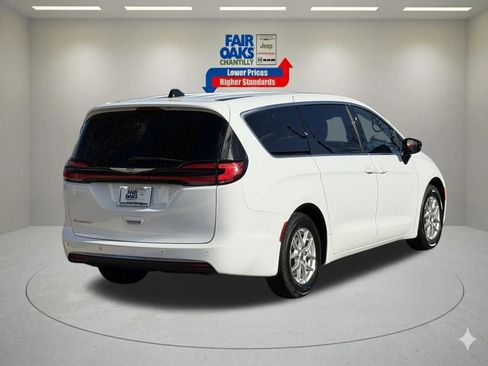 Used 2025 Chrysler Pacifica Select FWD image 8