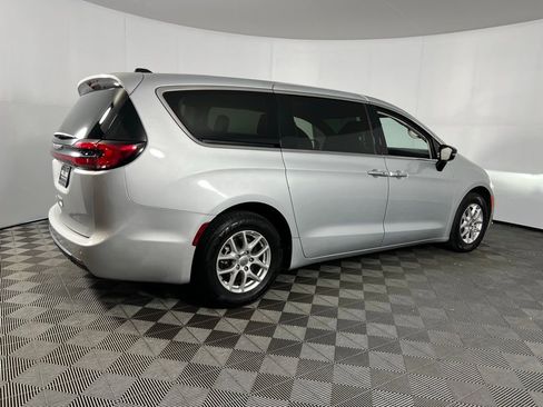 Used 2024 Chrysler Pacifica Touring-L image 5