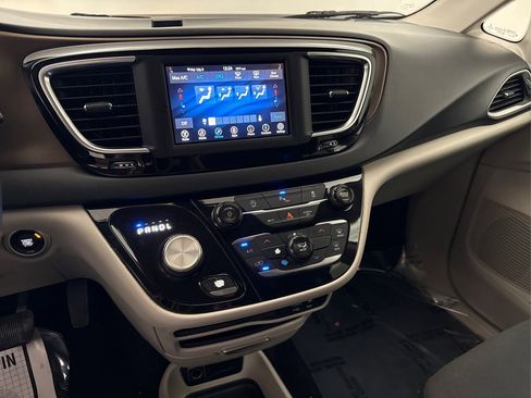 Used 2018 Chrysler Pacifica LX FWD image 31