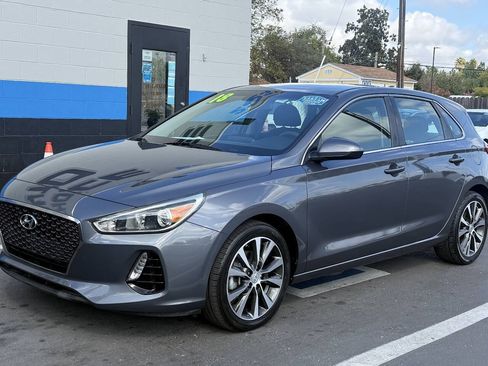 Used 2018 Hyundai Elantra GT FWD image 3