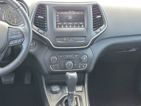 Used 2019 Jeep Cherokee Latitude Plus AWD/4WD image 23