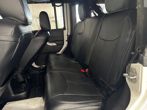 Used 2013 Jeep Wrangler Unlimited Rubicon w/ Connectivity Group AWD/4WD image 18
