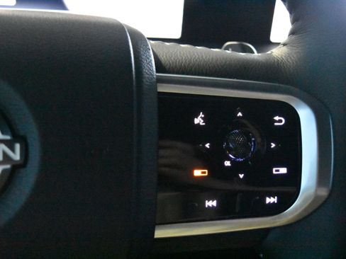 New 2025 Nissan Armada SL w/ Captain's Chari Seat Package image 8