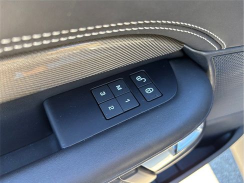 Used 2019 Land Rover Discovery HSE image 24