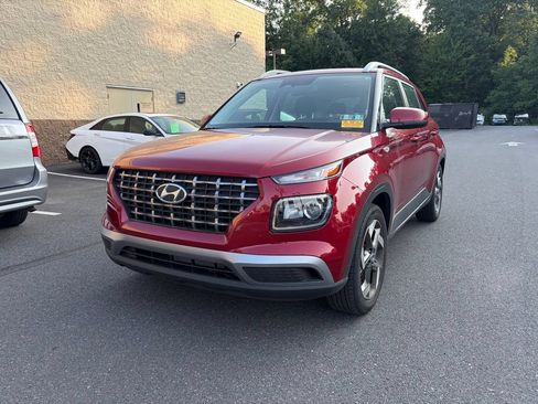 Used 2023 Hyundai Venue SEL FWD image 1