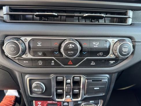 Used 2024 Jeep Wrangler Unlimited Rubicon AWD/4WD image 20