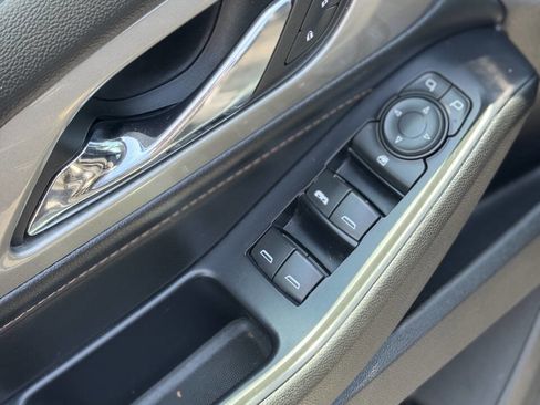 Used 2018 Chevrolet Traverse LT FWD image 18