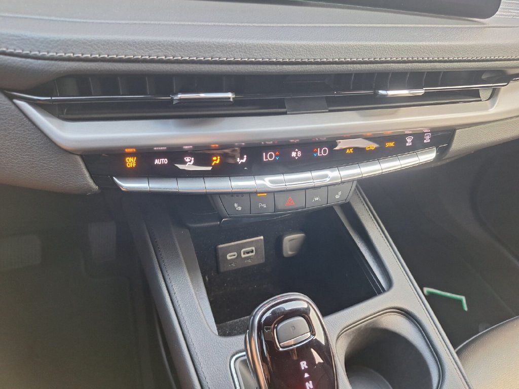 Certified 2025 Cadillac XT4 Premium Luxury w/ Technology Package FWD image 17