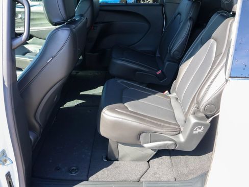 New 2026 Chrysler Pacifica Select AWD/4WD image 15