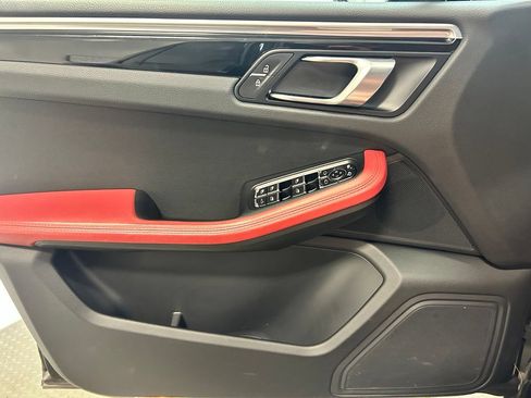 Certified 2021 Porsche Macan AWD/4WD image 6