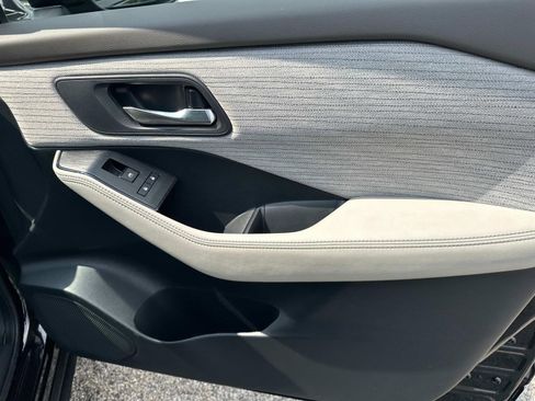 Used 2023 Nissan Rogue SV image 3