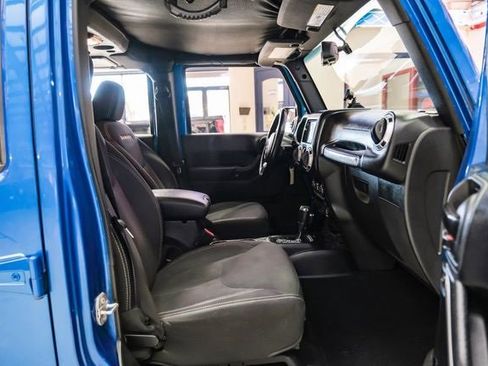 Used 2015 Jeep Wrangler Unlimited Sahara w/ Connectivity Group image 31