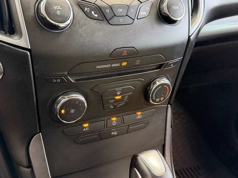 Used 2017 Ford Edge SE FWD image 19
