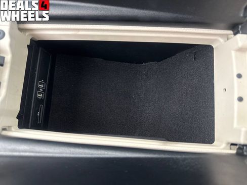 Used 2017 Mercedes-Benz E 300 4MATIC image 26