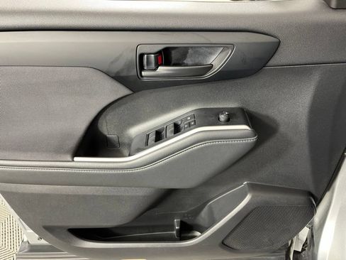 Used 2022 Toyota Highlander LE FWD image 40