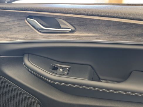 Used 2024 Jeep Grand Cherokee Limited w/ Luxury Tech Group II image 24