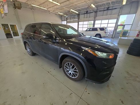 Used 2020 Toyota Highlander XLE AWD/4WD image 3