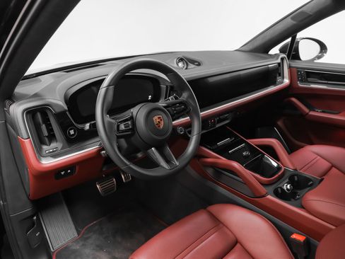 Certified 2024 Porsche Cayenne Turbo AWD/4WD image 4