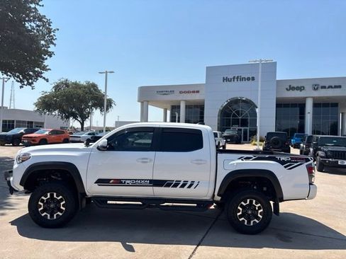 Used 2021 Toyota Tacoma TRD Off-Road w/ Technology Package AWD/4WD image 9