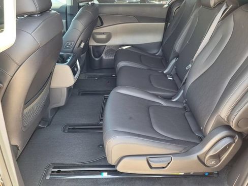New 2026 Kia Carnival EX FWD image 12