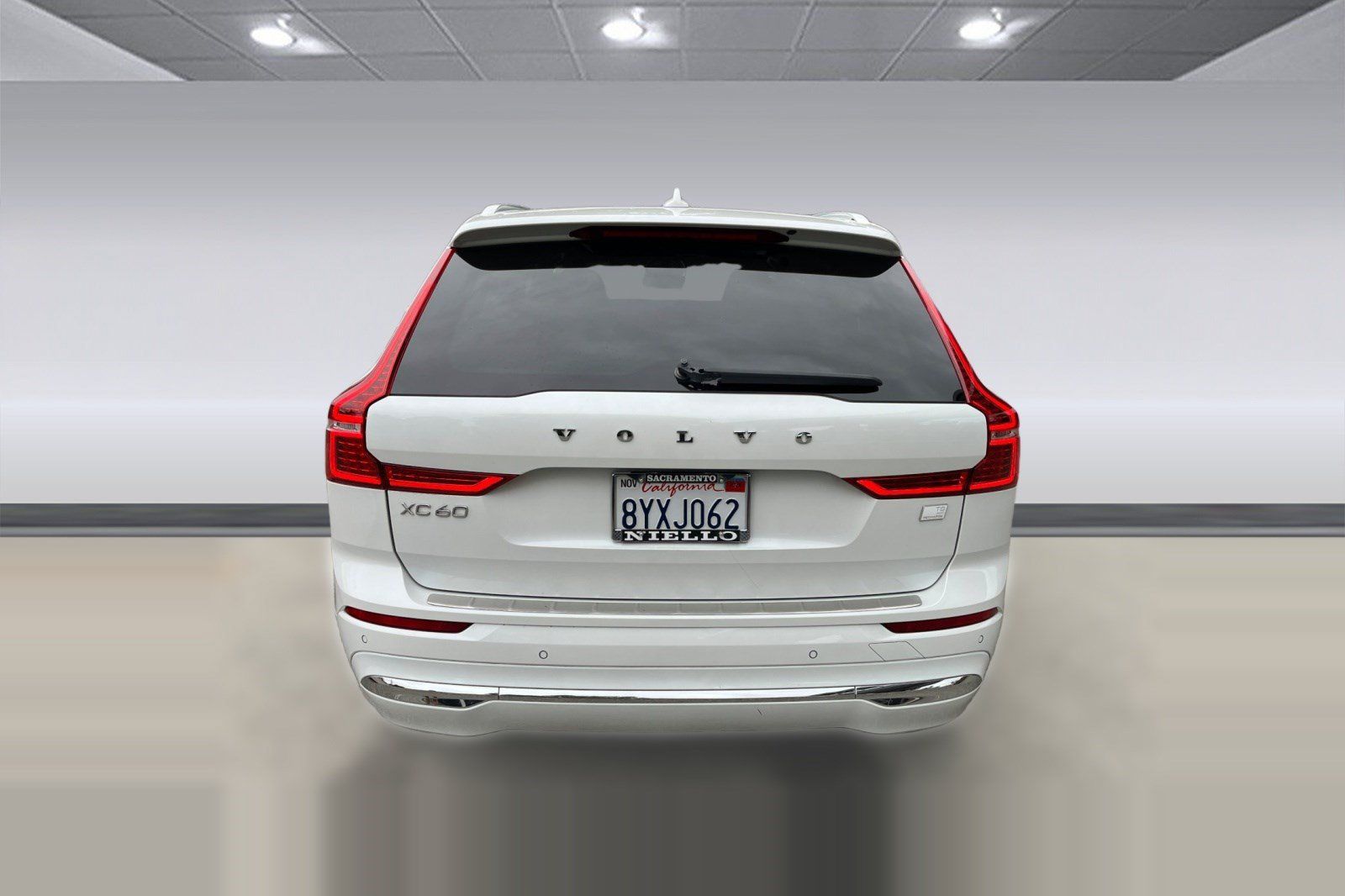 Used 2022 Volvo XC60 T8 Inscription Expression w/ Advanced Package AWD/4WD image 5