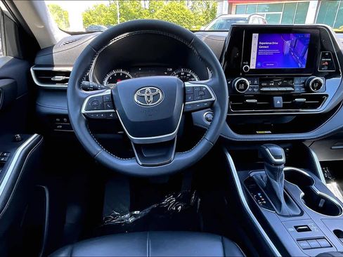 Used 2023 Toyota Highlander XLE AWD/4WD image 6