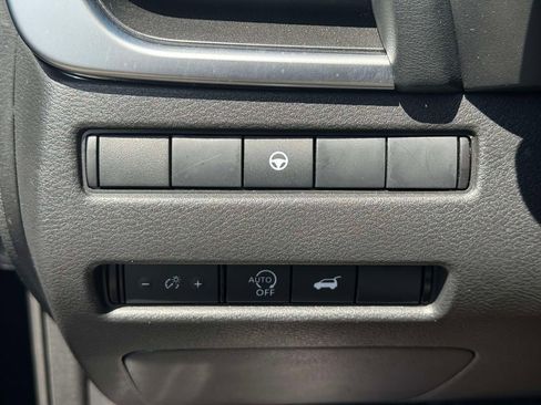 Used 2025 Nissan Rogue SV AWD/4WD image 19
