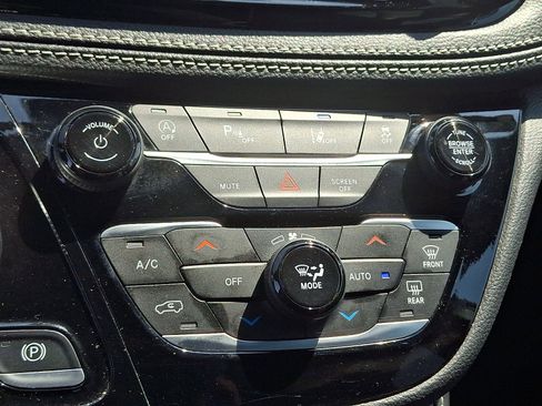 Used 2025 Chrysler Pacifica Limited FWD image 18