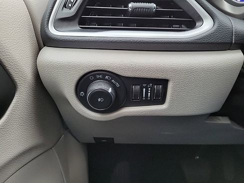 Used 2024 Chrysler Pacifica Touring-L image 24