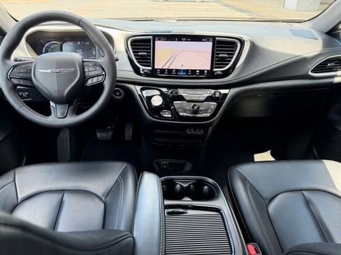 Used 2024 Chrysler Pacifica Limited FWD image 13