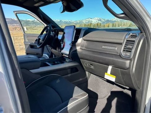 New 2026 RAM 2500 Laramie AWD/4WD image 19