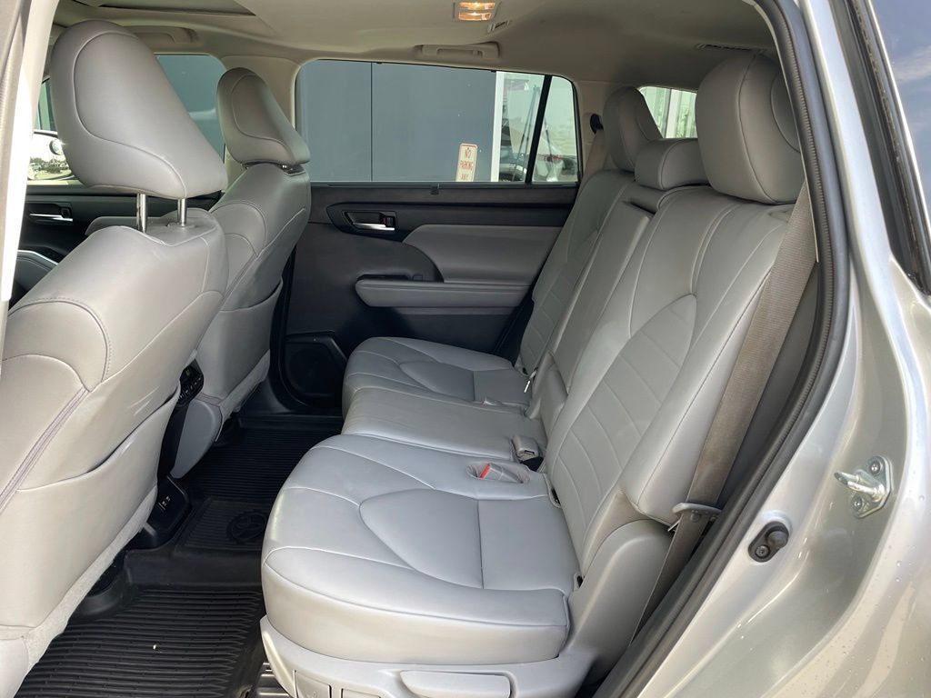 Used 2021 Toyota Highlander XLE AWD/4WD image 18