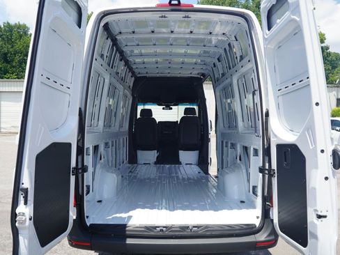 Used 2025 Mercedes-Benz Sprinter 2500 image 33
