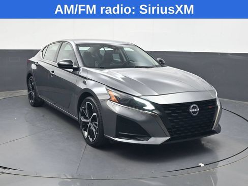 Used 2025 Nissan Altima 2.5 SR FWD image 2