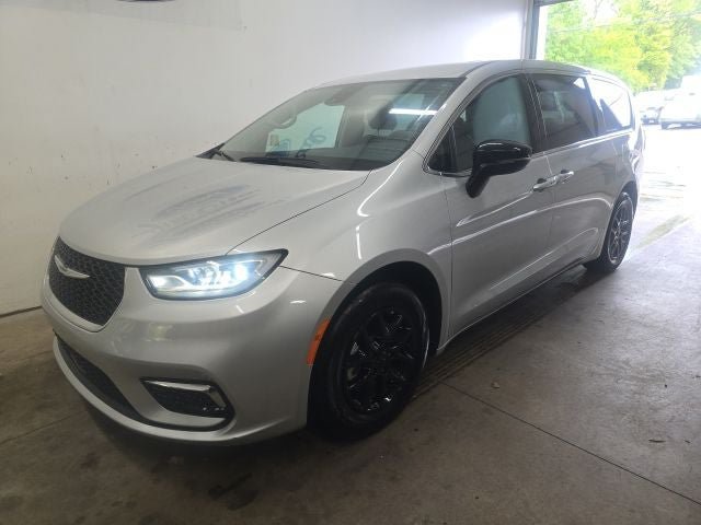 Used 2024 Chrysler Pacifica Touring-L FWD image 27
