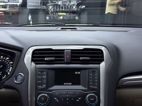 Used 2018 Ford Fusion SE FWD image 22