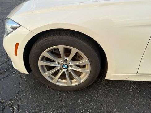 Used 2018 BMW 320i xDrive Sedan AWD/4WD image 2
